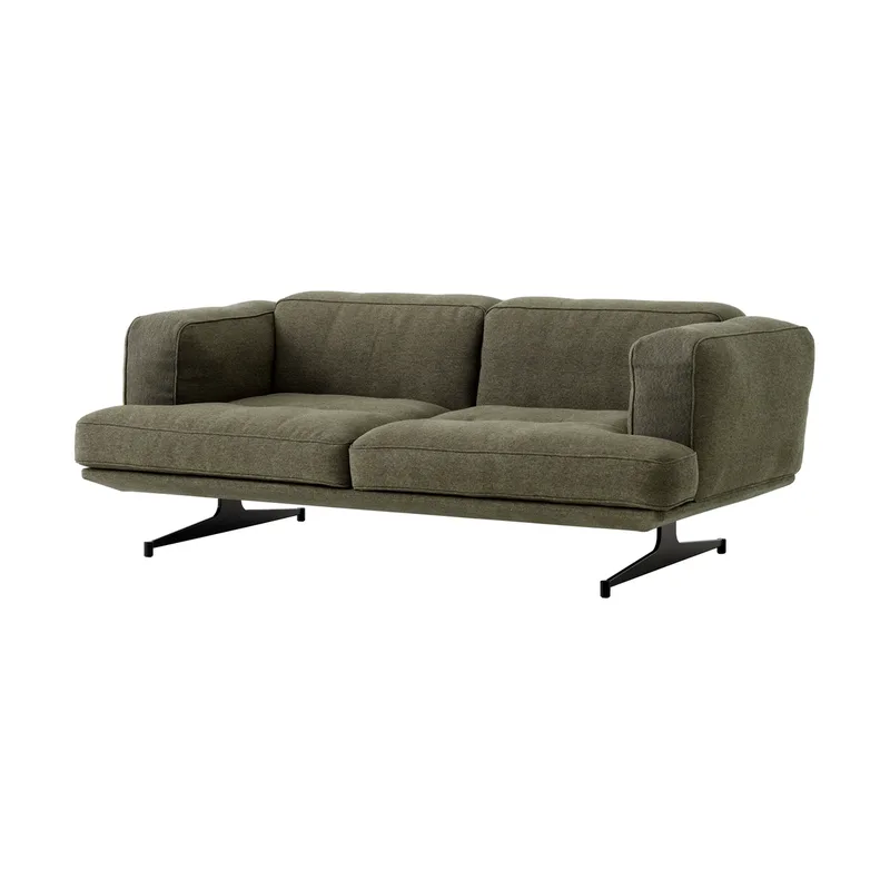 Inland AV22 Sofa 2-Sitzer Clay 0014-warm black von &Tradition – Produktfoto