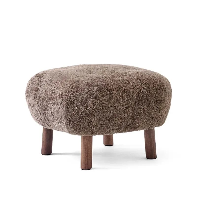 Little Petra ATD1 Fußhocker Schaffell Sahara-Walnussbeine by &Tradition – product photo