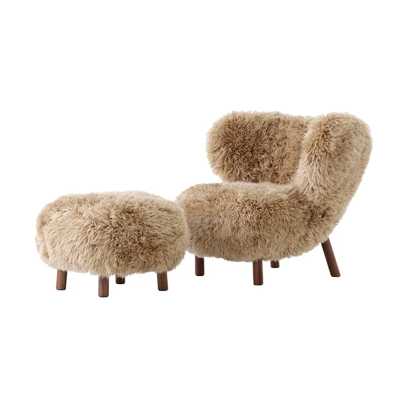 Little Petra VB1 Fauteuil inkl. Fußhocker ATD1 Walnuss geölt-Sheepskin honey von &Tradition – Produktfoto