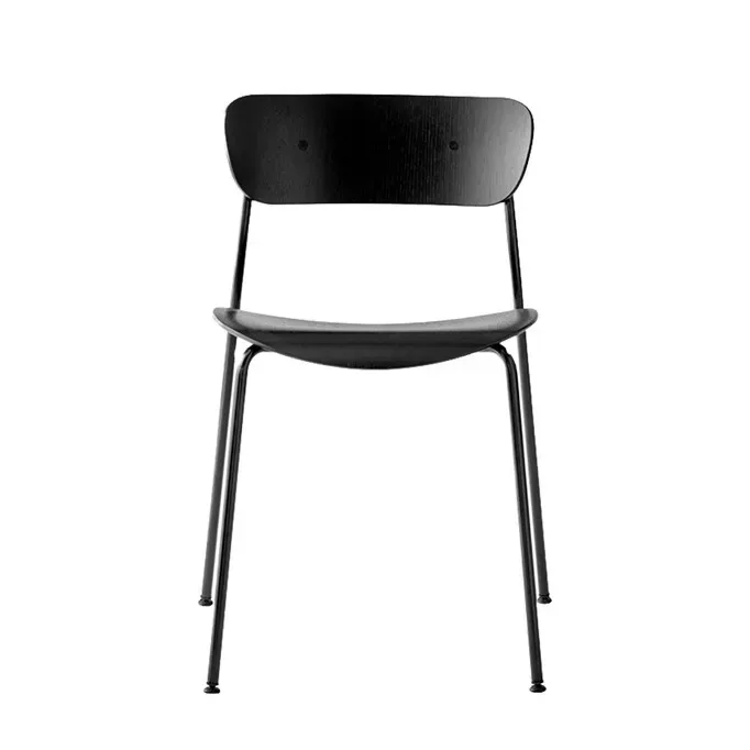 Pavilion Stuhl AV1 Eiche schwarz lackiert von &Tradition – Produktfoto