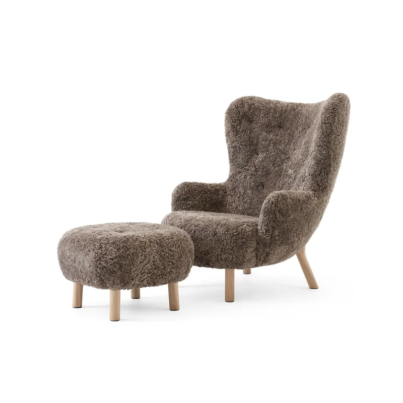 Petra VB3 High Sessel inkl. Pouf ATD1 Eiche geölt-Sheepskin Sahara från &Tradition – produktbild
