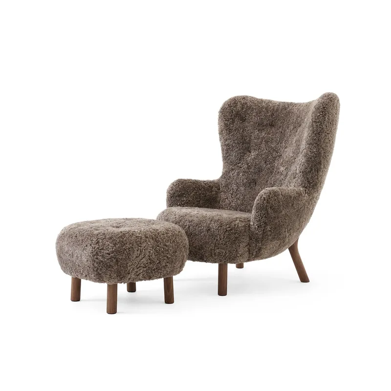 Petra VB3 High Sessel inkl. Pouf ATD1 Walnuss geölt-Sheepskin Sahara by &Tradition – product photo