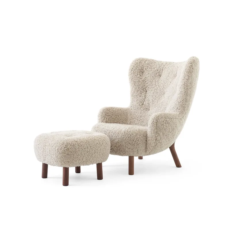 Petra VB3 High Sessel inkl. Pouf ATD1 Walnuss geölt-Sheepskin Moonlight från &Tradition – produktbild
