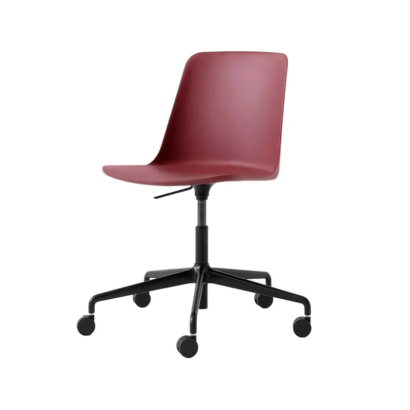 Rely HW28 Bürostuhl Red brown, Drehgestell schwarz från &Tradition – produktbild