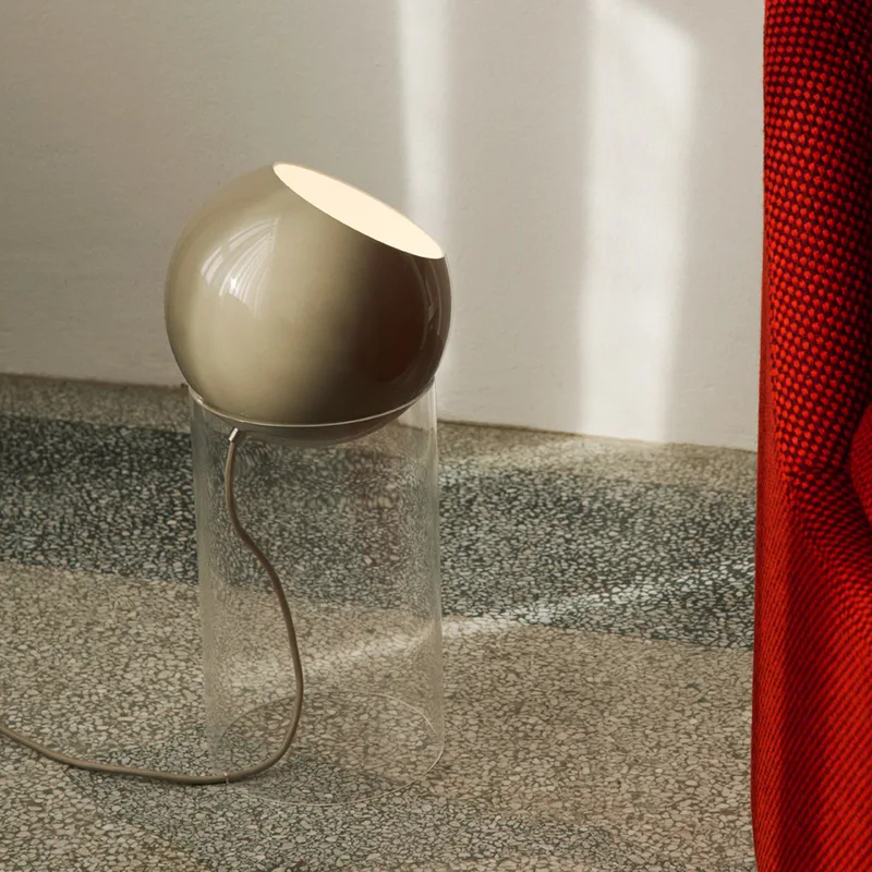 Topan VP14 vloerlamp grijs-beige E27 - &Tradition - Woonkamer - Designer - Aluminium - 1 lamp von &Tradition – Produktfoto