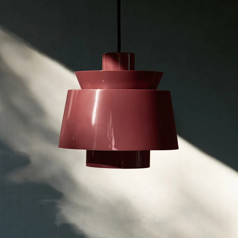 Utzon JU1 hanglamp, Ø 22 cm, donkerrood - &TRADITION - Woonkamer - Designer - Metaal - Met lampenkap von &Tradition – Produktfoto