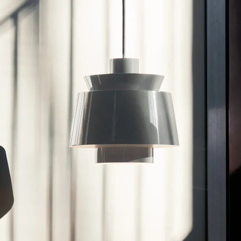 Utzon JU1 hanglamp, Ø 22 cm, steengrijs - &TRADITION - Woonkamer - Designer - Metaal - Met lampenkap von &Tradition – Produktfoto