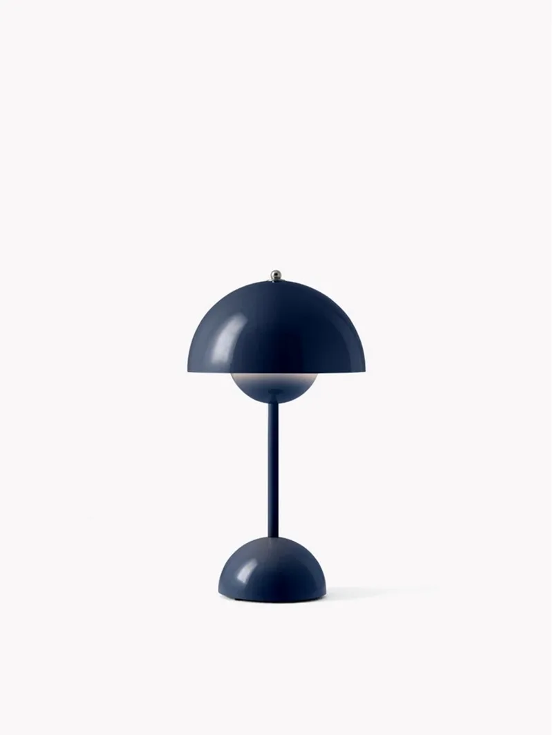Verner Panton Flowerpot VP9 tafellamp steel blue von &Tradition in Blauw – Produktfoto
