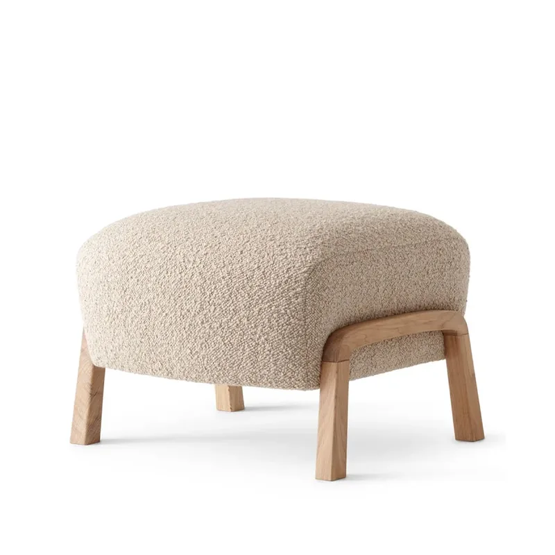 Wulff ATD3 Fußhocker Stoff karakorum 003 beige, Eichenbeine weiß geölt von &Tradition – Produktfoto