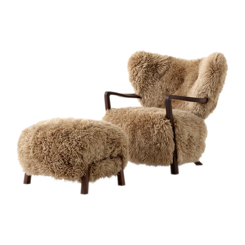 Wulff Lounge Chair ATD2 Fauteuil inkl. Fußhocker ATD3 Walnuss geölt-Sheepskin honey von &Tradition – Produktfoto