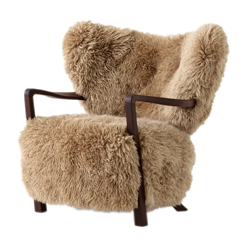 Wulff Lounge Chair ATD2 Fauteuil Walnuss geölt-Sheepskin honey von &Tradition – Produktfoto