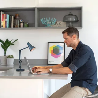 Anglepoise 90 Mini Mini LED tafellamp fra Anglepoise i Staalblauw – produktbillede 3 af 5