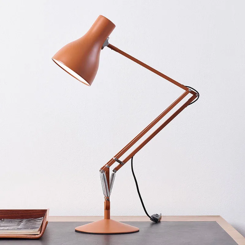 Anglepoise®Type 75 tafellamp Margaret Howell roest van Anglepoise in Roestbruin – productfoto