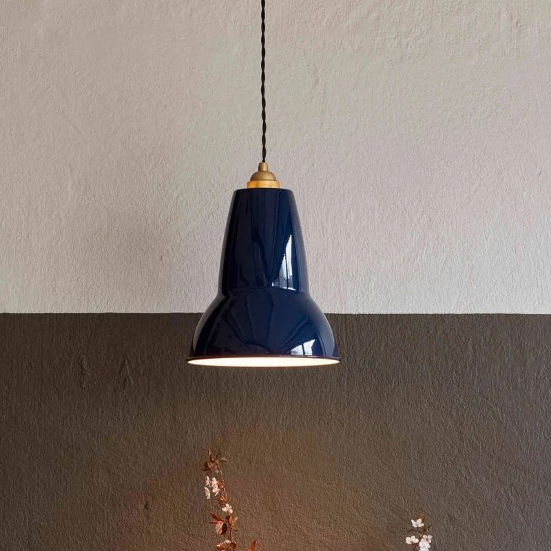 hanglamp Original 1227 Brass Midi, blauw van Anglepoise in Inktblauw – productfoto