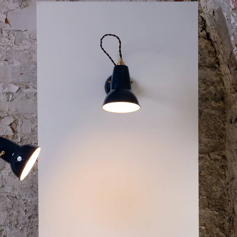 Original 1227 Brass wand inktblauw van Anglepoise in Donkerblauw – productfoto