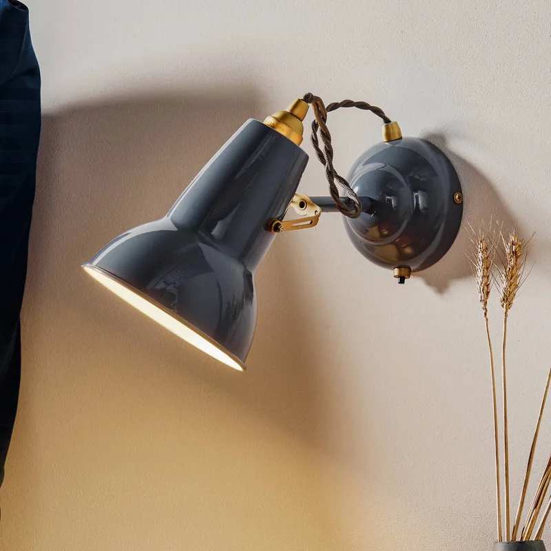 Original 1227 Brass wandlamp grijs van Anglepoise in Olifantengrijs – productfoto