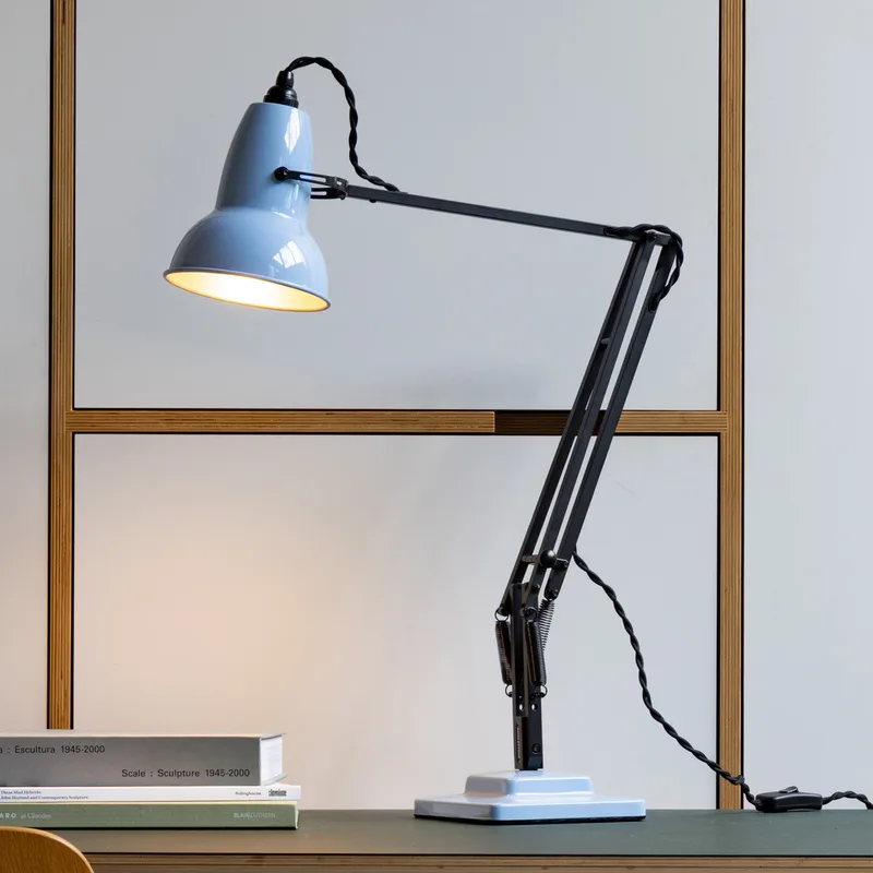 Original 1227 tafellamp opaalblauw/zwart, 49 cm van Anglepoise – productfoto