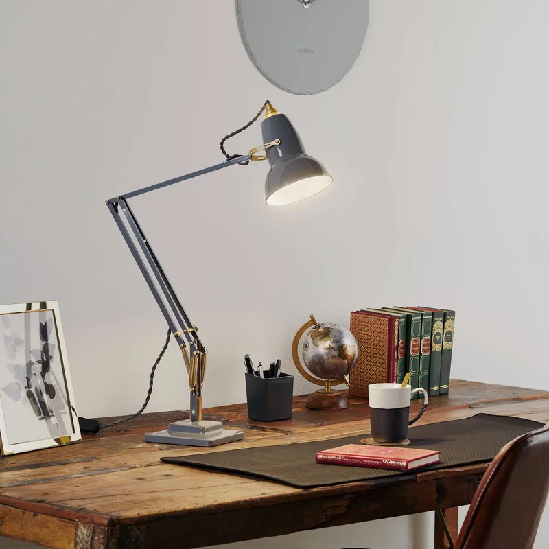 tafellamp Original 1227, grijs/messing van Anglepoise in Grijs, messing – productfoto
