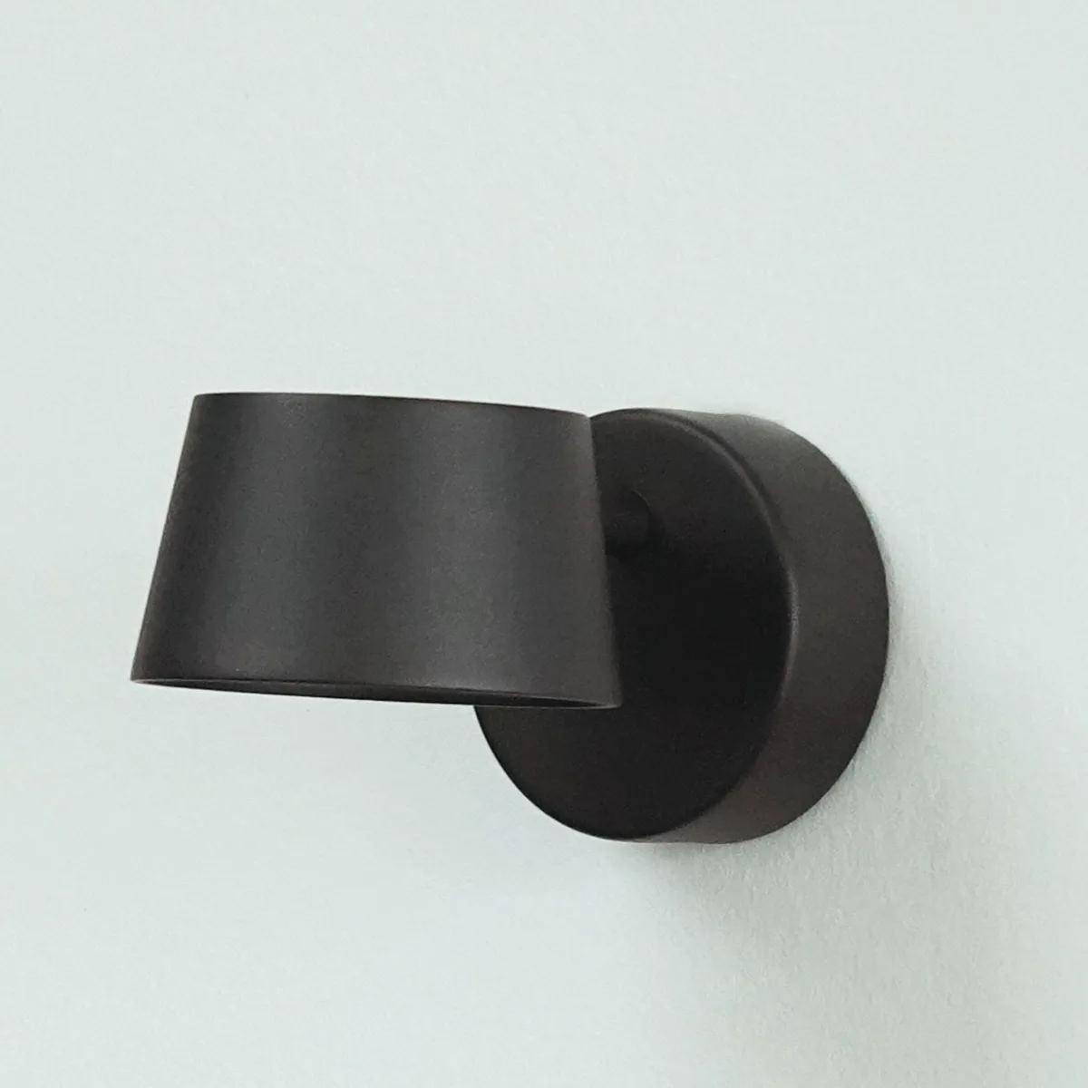 Direction Short LED wandlamp zwart 9 cm, touchdimming, Antidark - Woonkamer - Modern - Metaal - 1 lamp von Antidark – Produktfoto