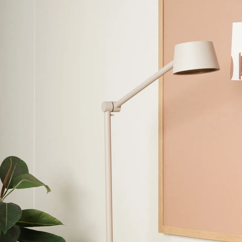 Direction T1 LED tafellamp, grijs mat, hoogte 56 cm fra Antidark – produktbillede