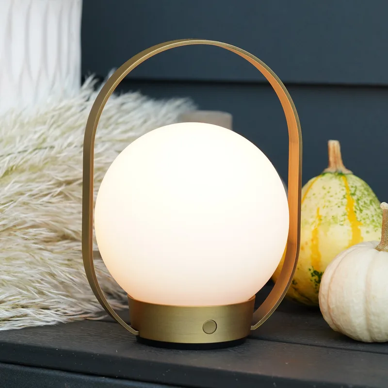 Palla T1 Portable Taffellamp Burnished Brass van Antidark – productfoto