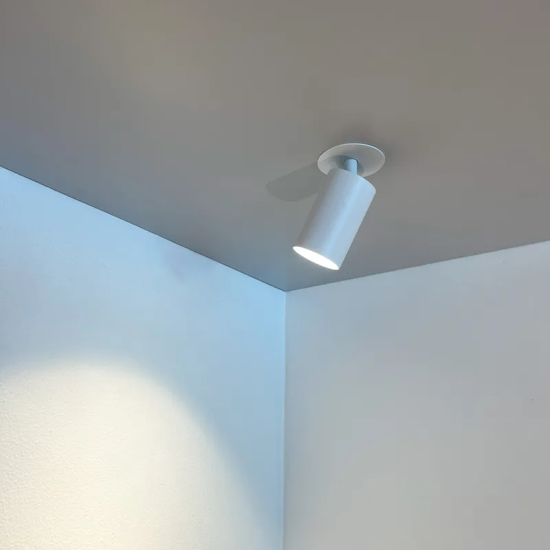 SpotOn Semi Schwenkbarer Halbeinbau-Spot, weiß – Antidark - Wohnzimmer - Aluminium från Antidark – produktbild