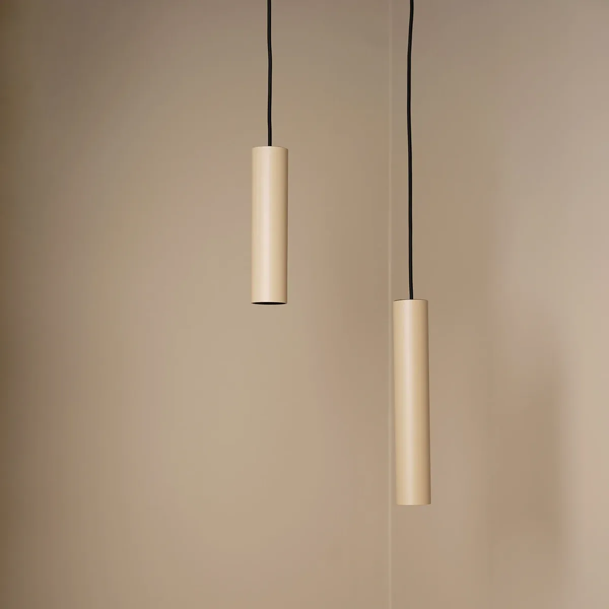 Tube Flex hanglamp, hoogte 35 cm, beige, metaal von Antidark – Produktfoto
