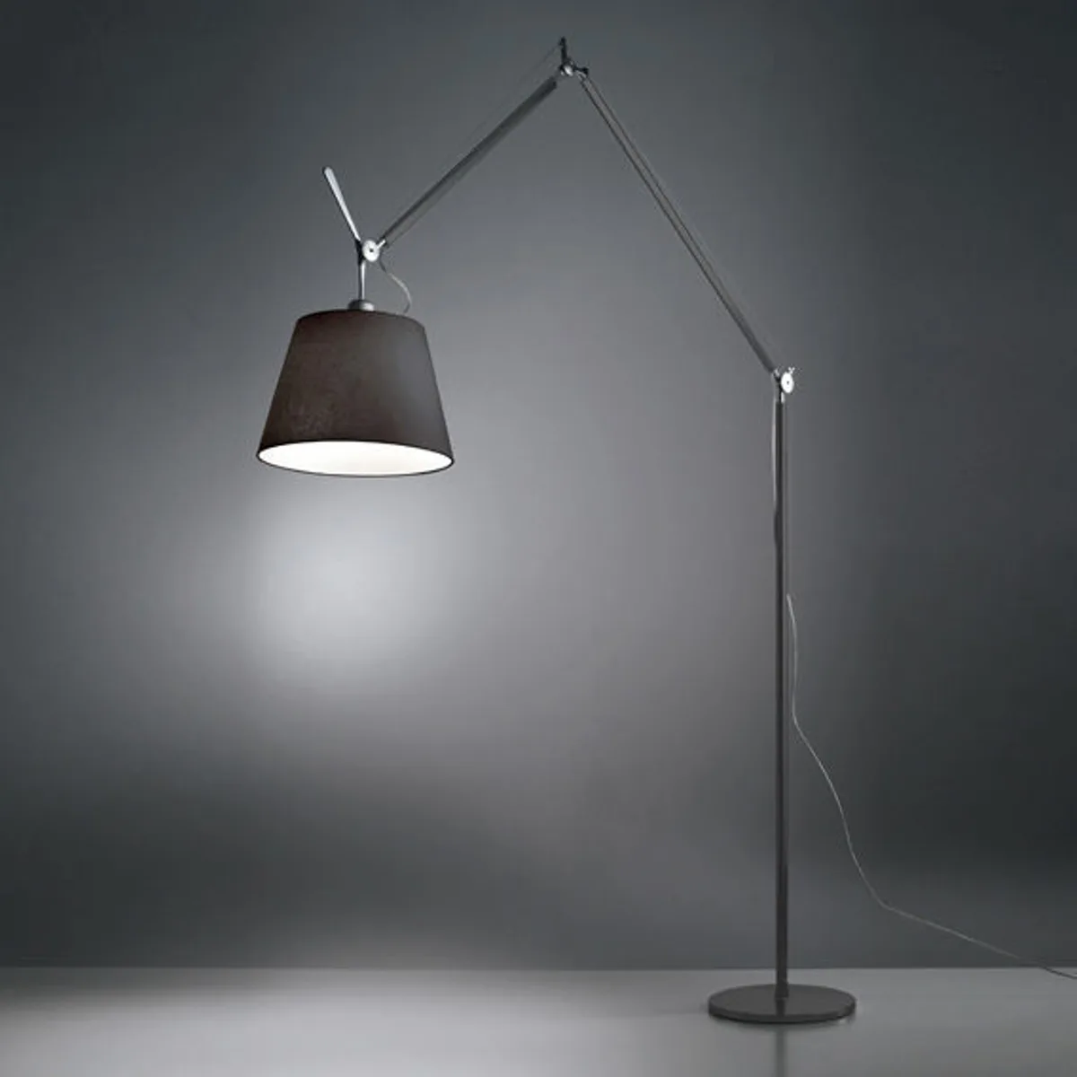 Bogenstehleuchte Tolomeo Mega - Schwarz - bemaltes Aluminium - Designer Michele de Lucchi von Artemide – Produktfoto