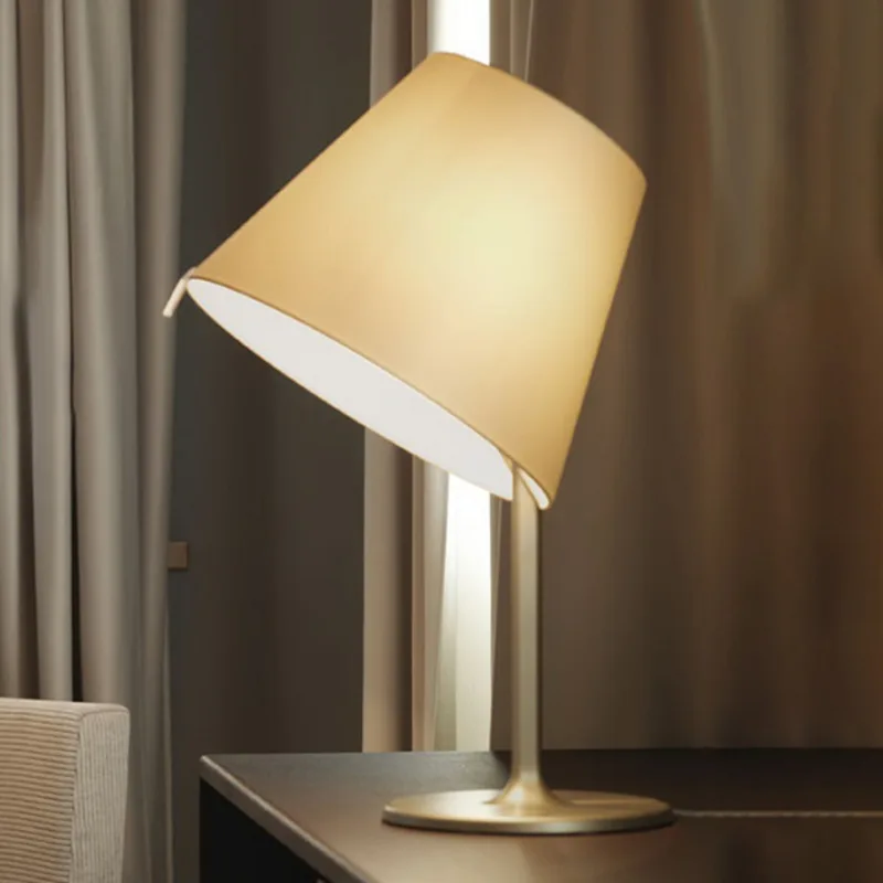 Melampo T Tafellamp Brons - Artemide - Woonkamer - Designer - Stof - Met lampenkap de Artemide – photo du produit