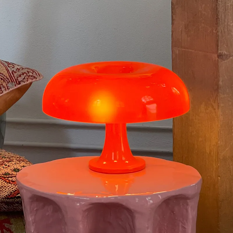 Nessino tafellamp, oranje, Ø 32 cm - Artemide - Woonkamer - Designer - Kunststof - Met lampenkap von Artemide – Produktfoto