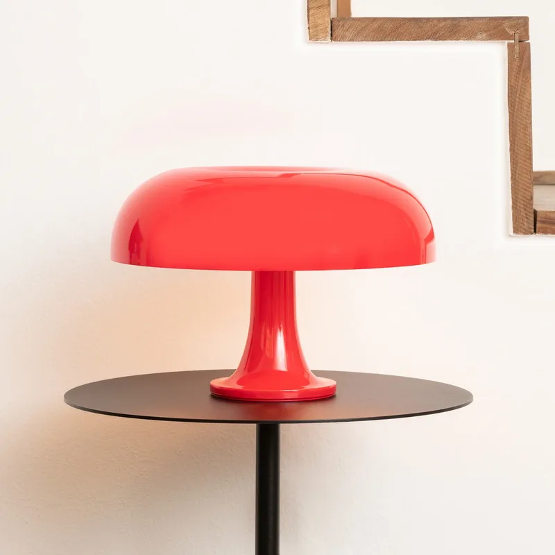 Nessino tafellamp, rood, Ø 32 cm - Artemide - Woonkamer - Designer - Kunststof - Met lampenkap von Artemide – Produktfoto