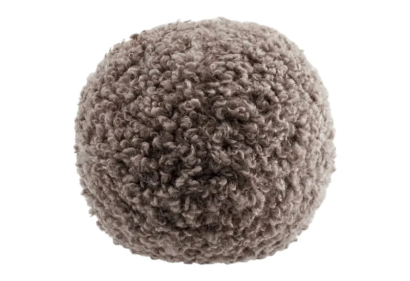 Dekokissen -TEDDY- Rundes Kissen, Couchkissen, Wohnkissen modern, weiche Haptik, kuscheliger Komfort, flauschige Oberfläche de Blomus en Braun – photo du produit