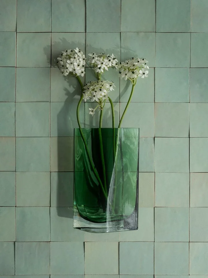 Dekovase -DUASIS- Vase, Blumenvase, Keramikvase: modernes Design (1x Vase), Skulpturale Glasvase, Farbspiel, Handgefertigt, Unikat by Blomus in Green – product photo 2 of 5