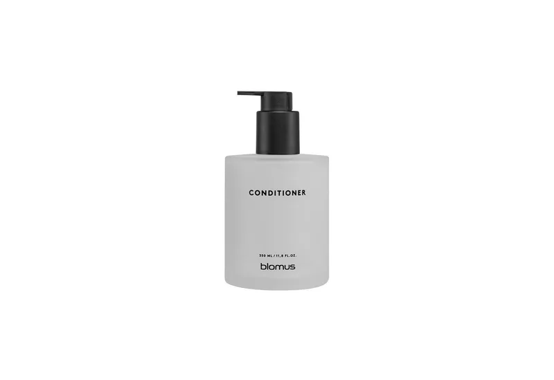Seifenspender Glasflasche Conditioner -KIREI- Kosmetikflasche: Organizer aus Glas, (Glasflasche), Stilvolle Glasflasche, Nachhaltig, inkl. Wandhalterung, Organizer de Blomus en Weiß – photo du produit