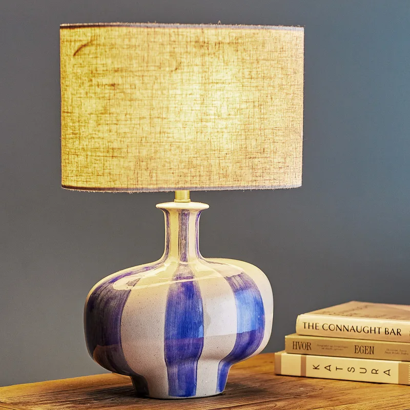 Alida tafellamp, crème/blauw, hoogte 46 cm - Bloomingville - Slaapkamer - Scandinavisch - Keramiek - Met lampenkap von Bloomingville – Produktfoto