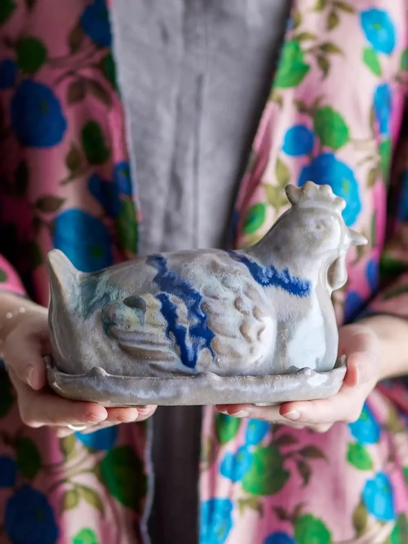 Botervloot aardewerk roze Heni by Bloomingville in [gid://shopify/Metaobject/303097905487,gid://shopify/Metaobject/320167379279] – product photo