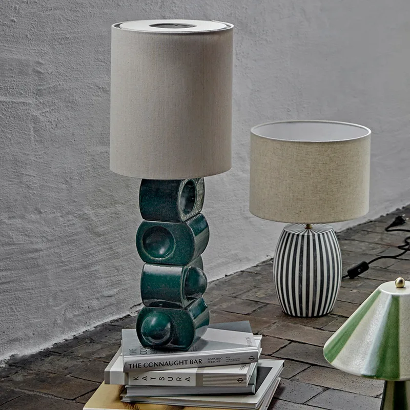 Brady tafellamp, crème/groen, hoogte 68 cm - Bloomingville - Slaapkamer - Scandinavisch - Keramiek - Met lampenkap by Bloomingville – product photo