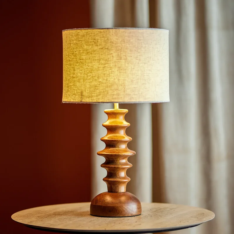 Elinora tafellamp, bruin/crème, hoogte 52 cm - Bloomingville - Slaapkamer - Scandinavisch - Hout - Met lampenkap von Bloomingville – Produktfoto
