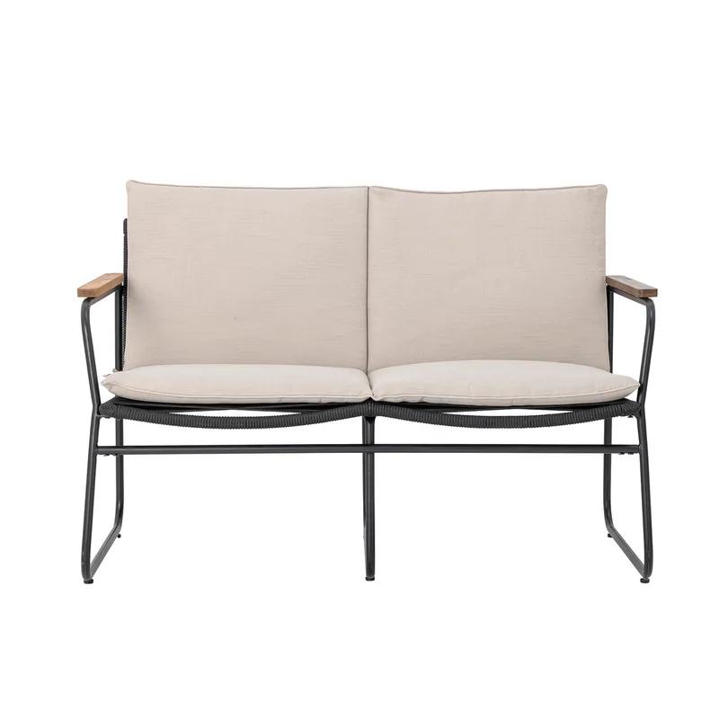 Hampton Gartensofa mit Armlehnen und Kissen, Akazienholz und schwarzes geflochtenes Kordel-/Metallgewebe, Gartensofa von Bloomingville – Produktfoto