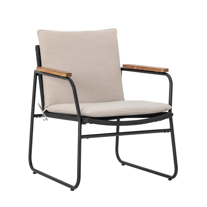 Hampton Outdoor-Loungesessel mit Armlehnen und Kissen, Akazienholz, schwarzes geflochtenes Kordel-/Metallgewebe, Outdoor-Furniture von Bloomingville – Produktfoto