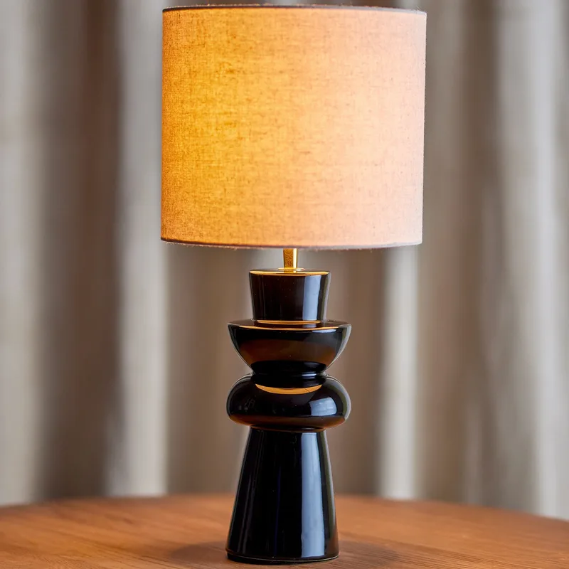 Lio tafellamp, zwart/crème, hoogte 53 cm - Bloomingville - Slaapkamer - Scandinavisch - Keramiek - Met lampenkap von Bloomingville – Produktfoto