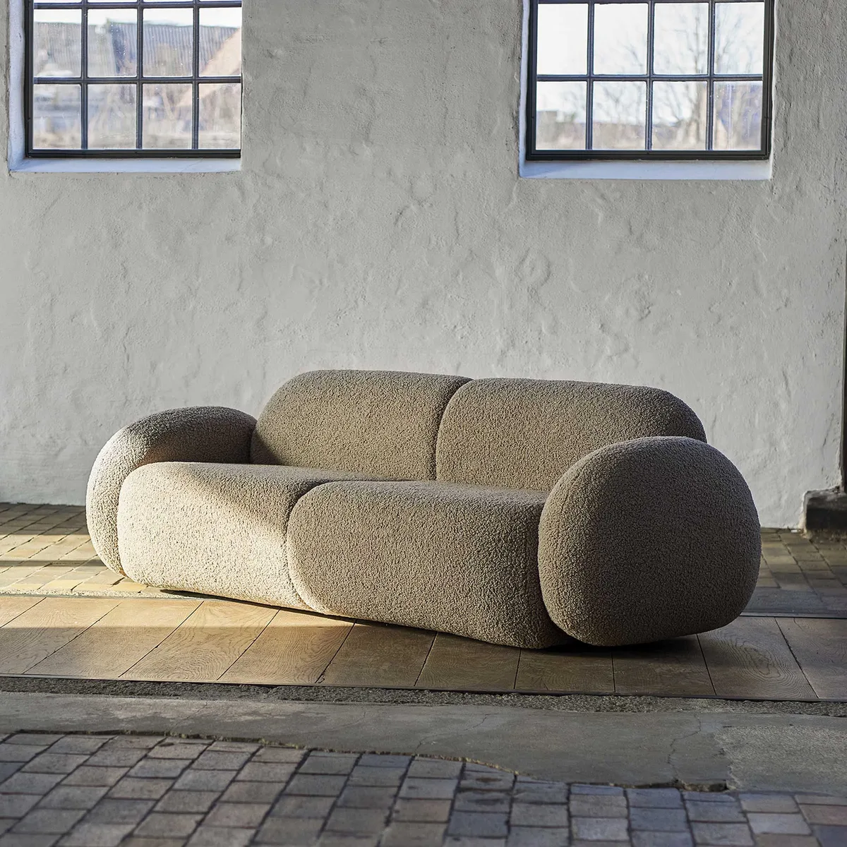 Magola Bank Bruin Boucle Stoff Breedte: 228 cm von Bloomingville – Produktfoto
