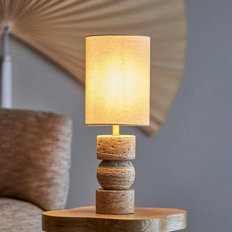 Marci tafellamp, naturel, 53 cm, travertijn - Bloomingville - Woonkamer - Landhuis / Rustiek - Steen - 1 lamp von Bloomingville – Produktfoto