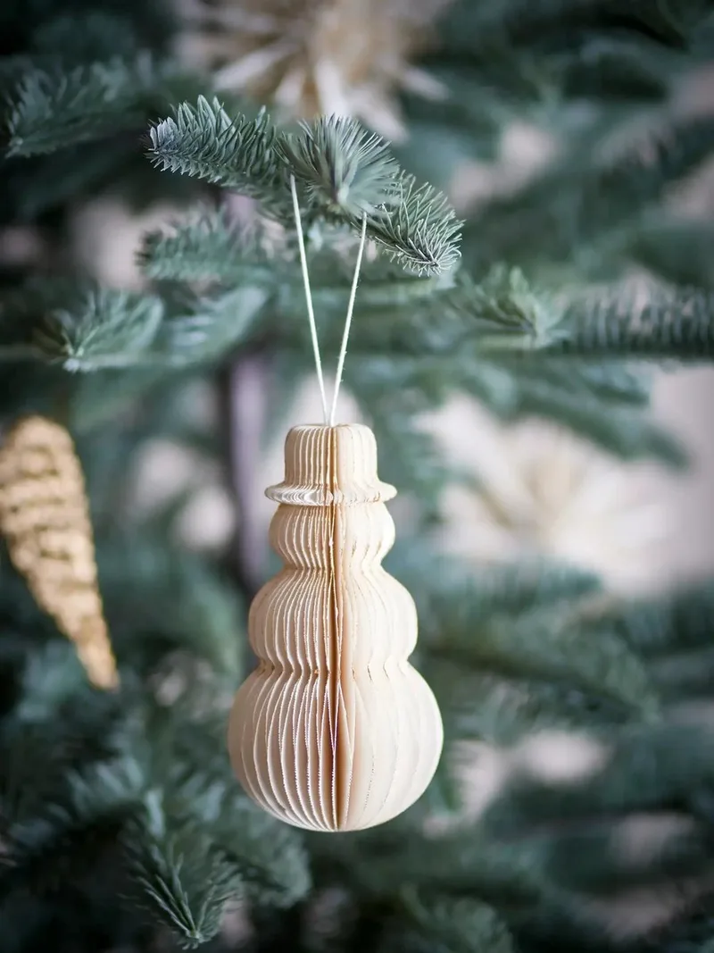Ornament papier wit Felip von Bloomingville in [gid://shopify/Metaobject/296204665167,gid://shopify/Metaobject/297300001103] – Produktfoto