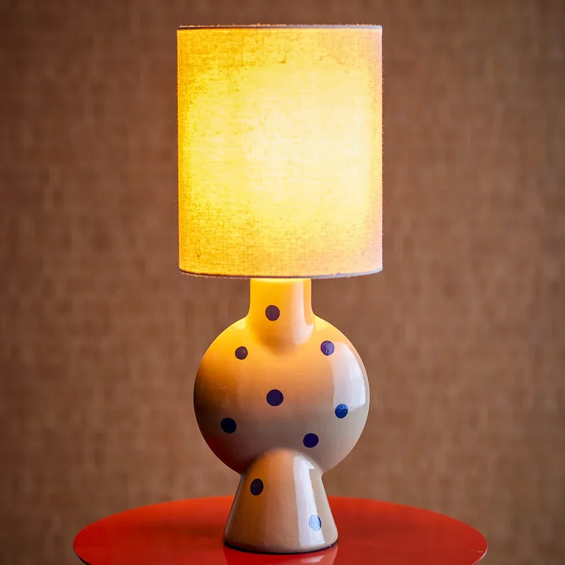 Sergio tafellamp, bruin/crème, hoogte 55 cm - Bloomingville - Slaapkamer - Scandinavisch - Keramiek - Met lampenkap von Bloomingville – Produktfoto
