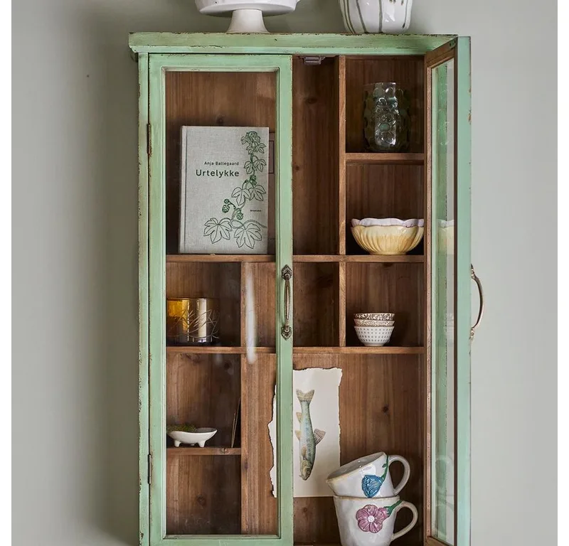Wandhängeschrank Hazem Kabinett aus Tannenholz, dekorativer Wandschrank, Vitrinenschrank, Hängeschrank, Vintage Look, Gewürzschrank, Glasfront van Bloomingville in Groen – productfoto 3 van 5