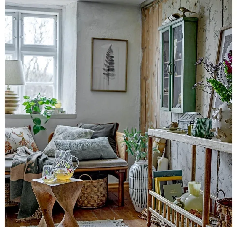Wandhängeschrank Hazem Kabinett aus Tannenholz, dekorativer Wandschrank, Vitrinenschrank, Hängeschrank, Vintage Look, Gewürzschrank, Glasfront van Bloomingville in Groen – productfoto 4 van 5