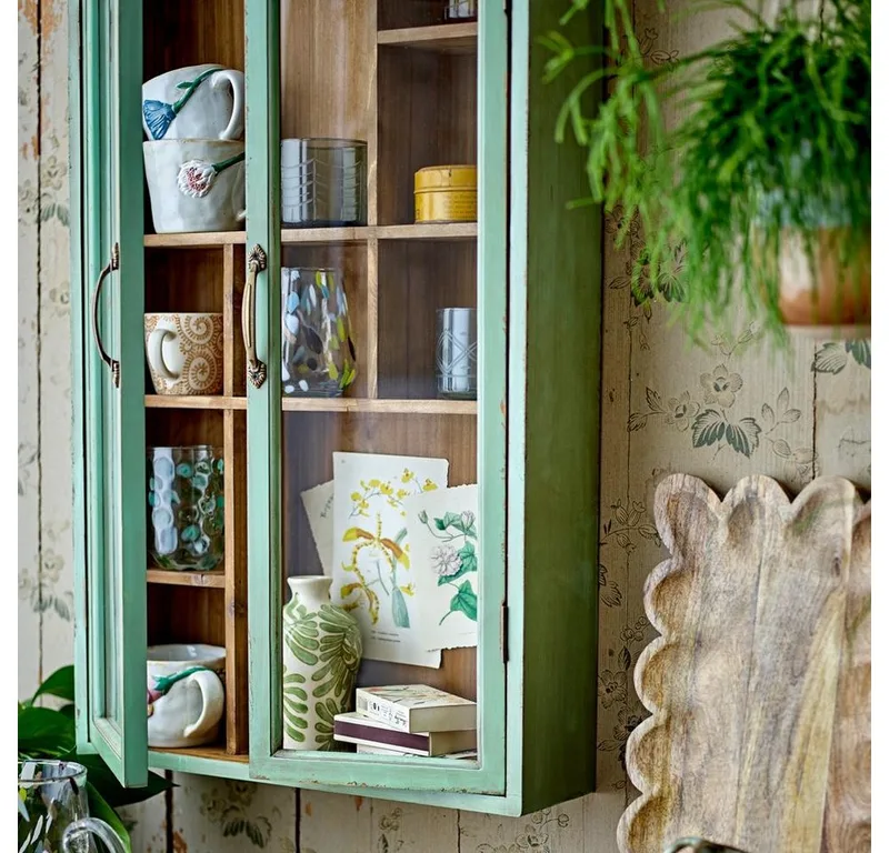 Wandhängeschrank Hazem Kabinett aus Tannenholz, dekorativer Wandschrank, Vitrinenschrank, Hängeschrank, Vintage Look, Gewürzschrank, Glasfront van Bloomingville in Groen – productfoto 2 van 5