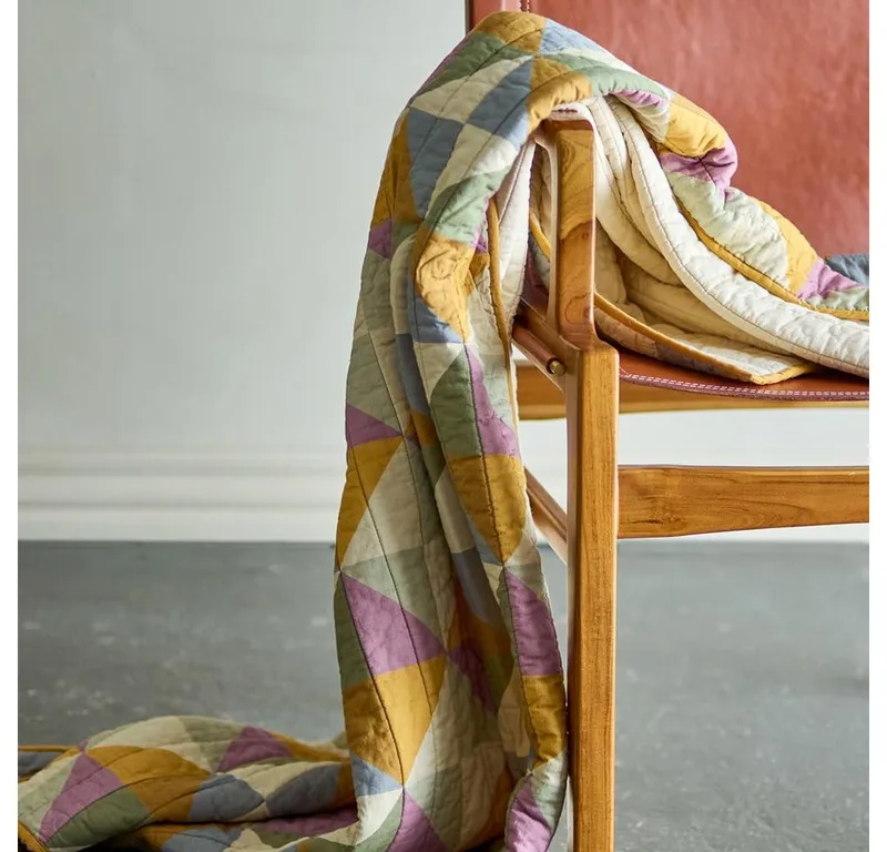 Wohndecke Crewe Quilt Steppdecke Baumwolle bunt Decke Sofa Wohnzimmer Patchwork, Bloomingville, Patchworkdecke Kuscheldecke Sofadecke Tagesdecke, Leseecke, Bettdecke fra Bloomingville i Beige, Blå, Flerfarvet, Gul – produktbillede 2 af 5