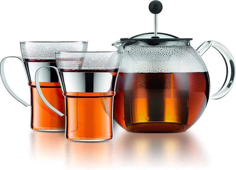 Assam glazen theepot met zuigerfilter 1 liter met 2 thee glazen alles van borosilicaatglas by Bodum in Transparant – product photo